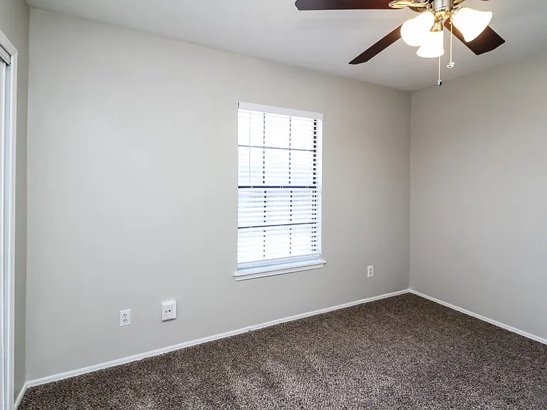131 London Ln — Photo 14
