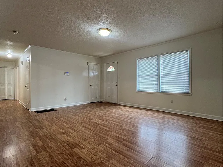 305 Briarwood Cir — Photo 3