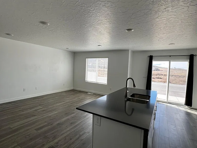 1057 W Fox Run Ave — Photo 3