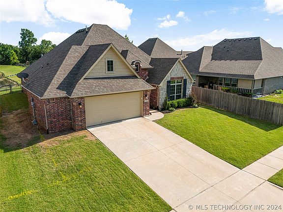 2nd image of 1523 E South Park Pl