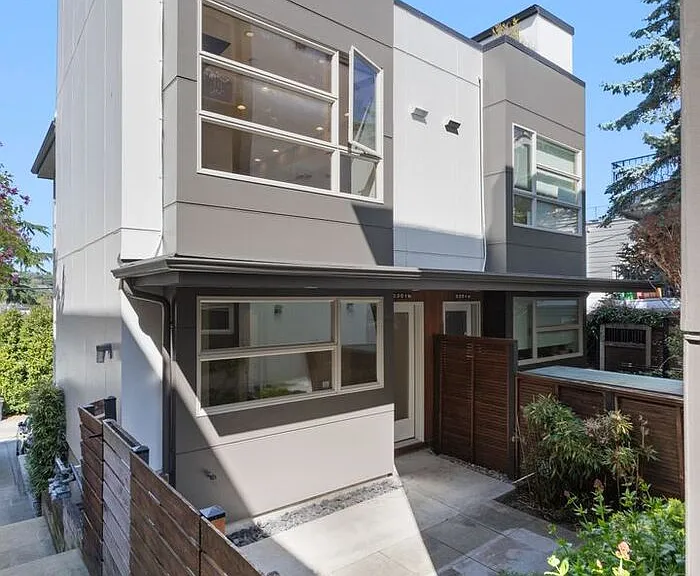 2351 Yale Ave E — Photo 5