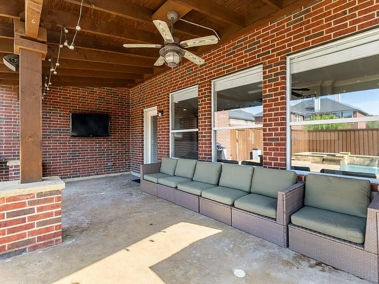 1121 London Dr — Photo 45