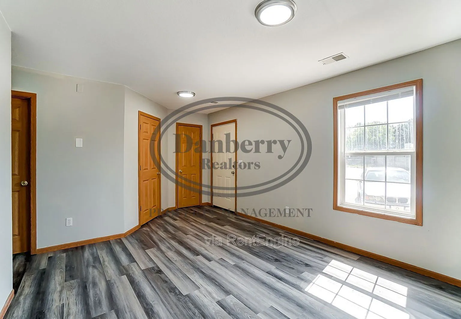 6 bed, 3.5 bath, 2500 sqft, $2,700 — Photo 2