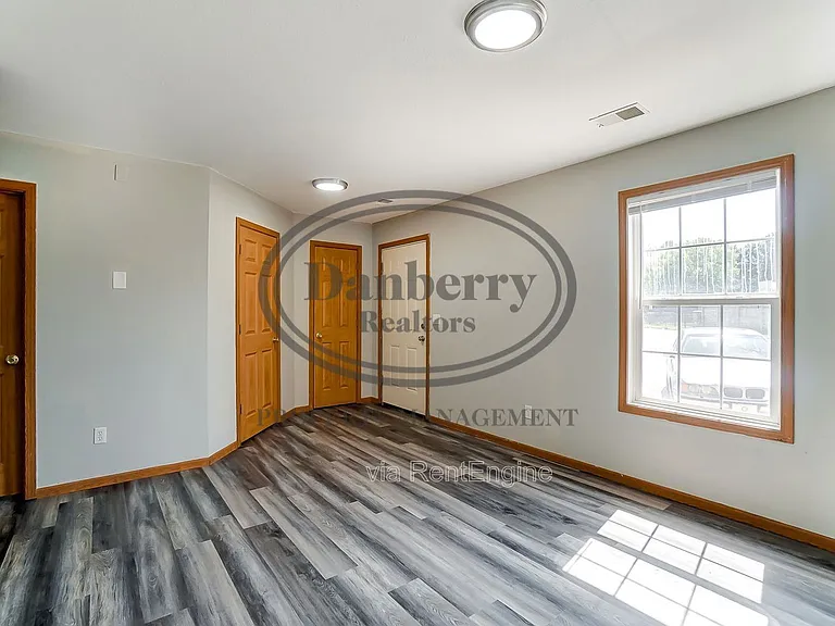 1117 N Byrne Rd — Photo 2