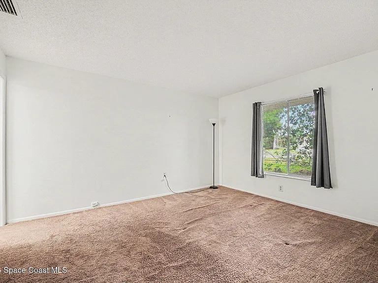 2106 Tarrytown Ln NE — Photo 9