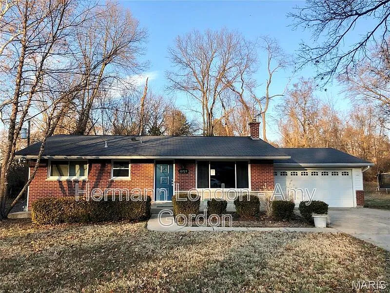 3 bed, 1.0 bath, 1208 sqft, $1,600 — Photo 1