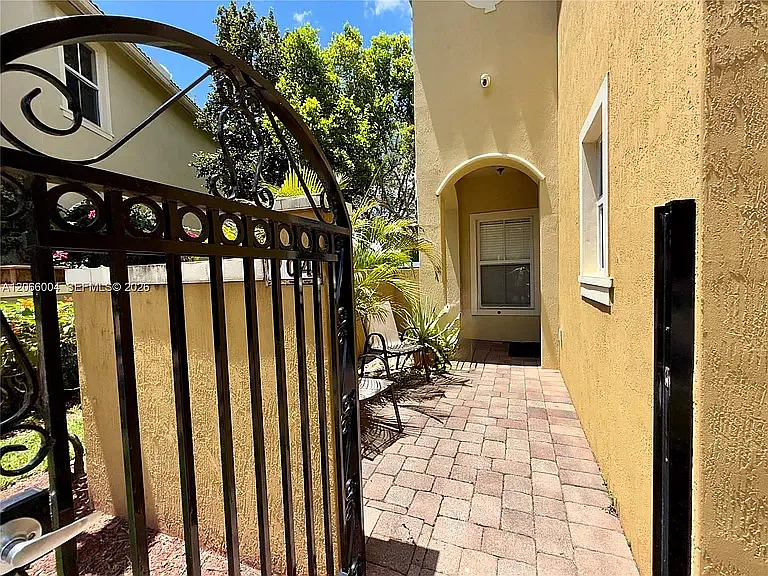 3 bed, 1527 sqft, $3,300 — Photo 3