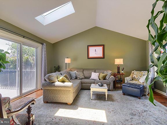 5th image of 8 Haverford Cir