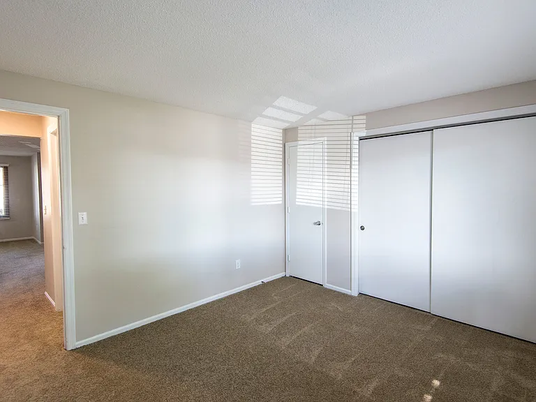 Brentwood Park Apartments — Photo 11