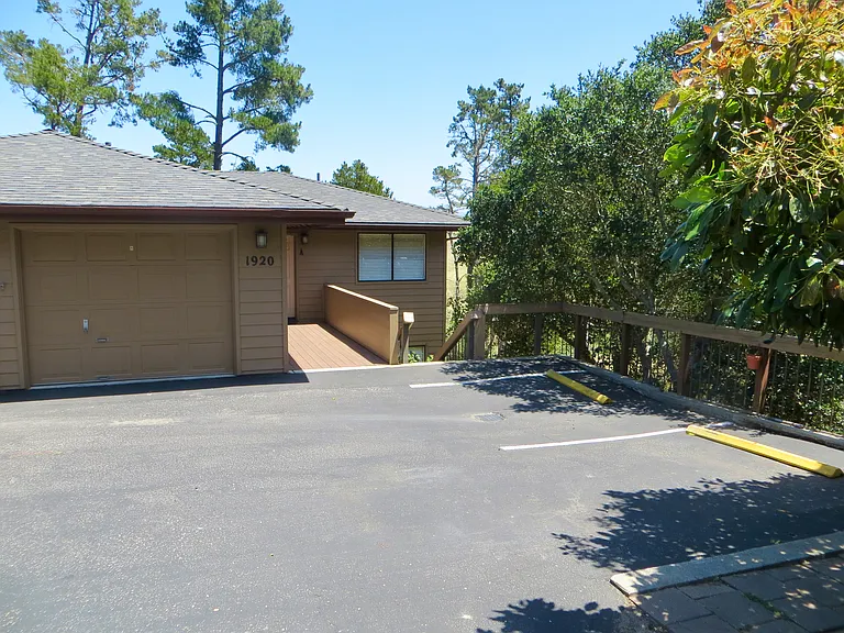 1920 Londonderry Ln #B — Photo 1