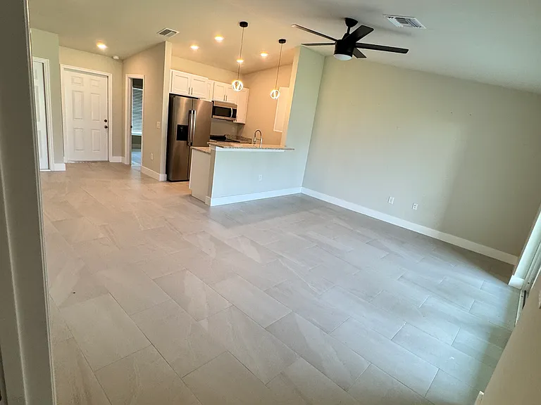 736 Gilbert Ave S — Photo 4