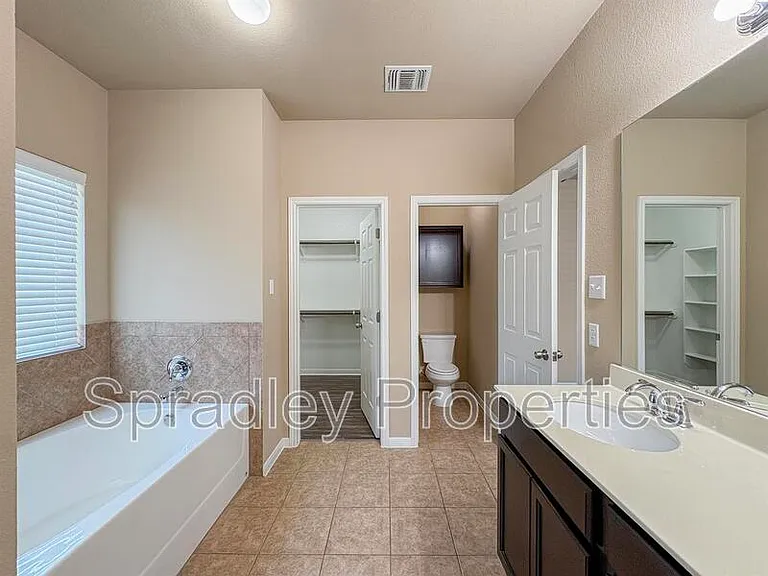 406 Banbury — Photo 18