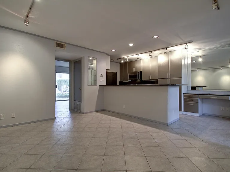 500 E Riverside Dr #136 — Photo 5