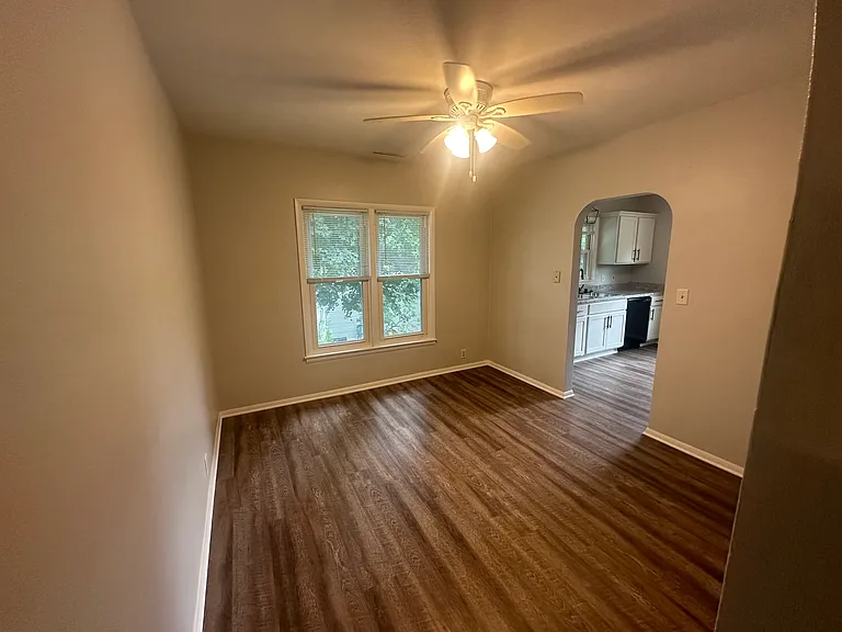 Great Oconomowoc 2 bedroom Upper Unit Next to Downtown Oconomowoc — Photo 16