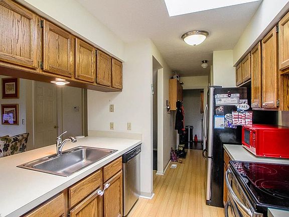 3rd image of 9553 Olde Pond Ln