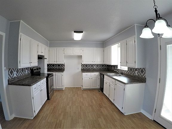 3rd image of 404 Oak St