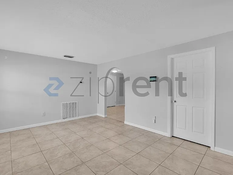 202 Essex Dr — Photo 3