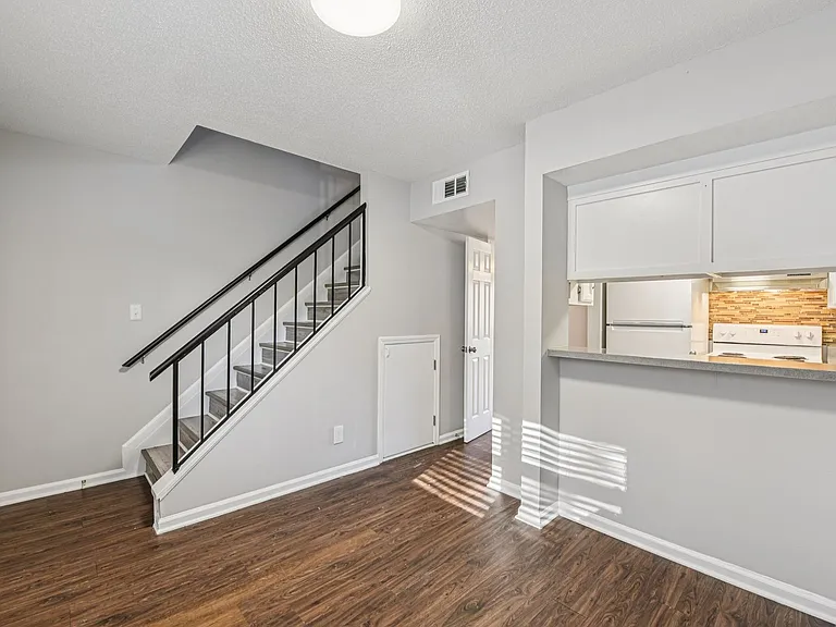 Beautiful Chesney Woods Townhomes — Photo 8