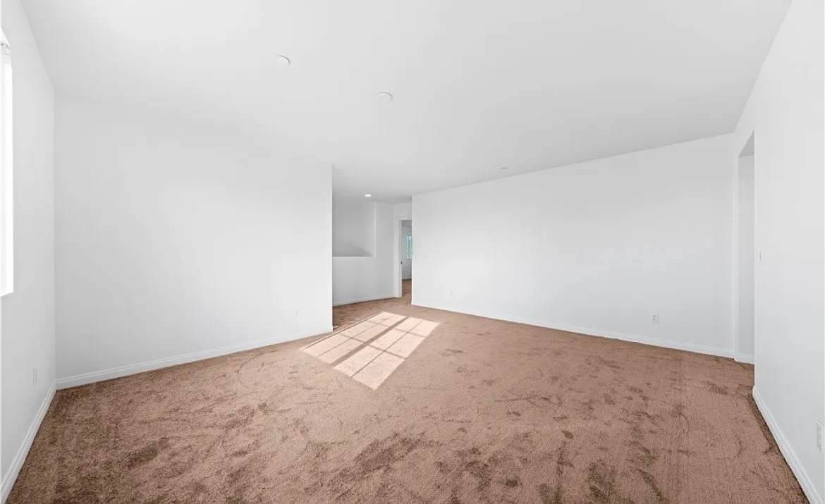 8 bed, 4299 sqft, $1,099 — Photo 4