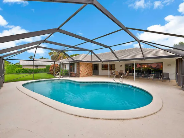 517 N Country Club Dr, Atlantis, FL 33462