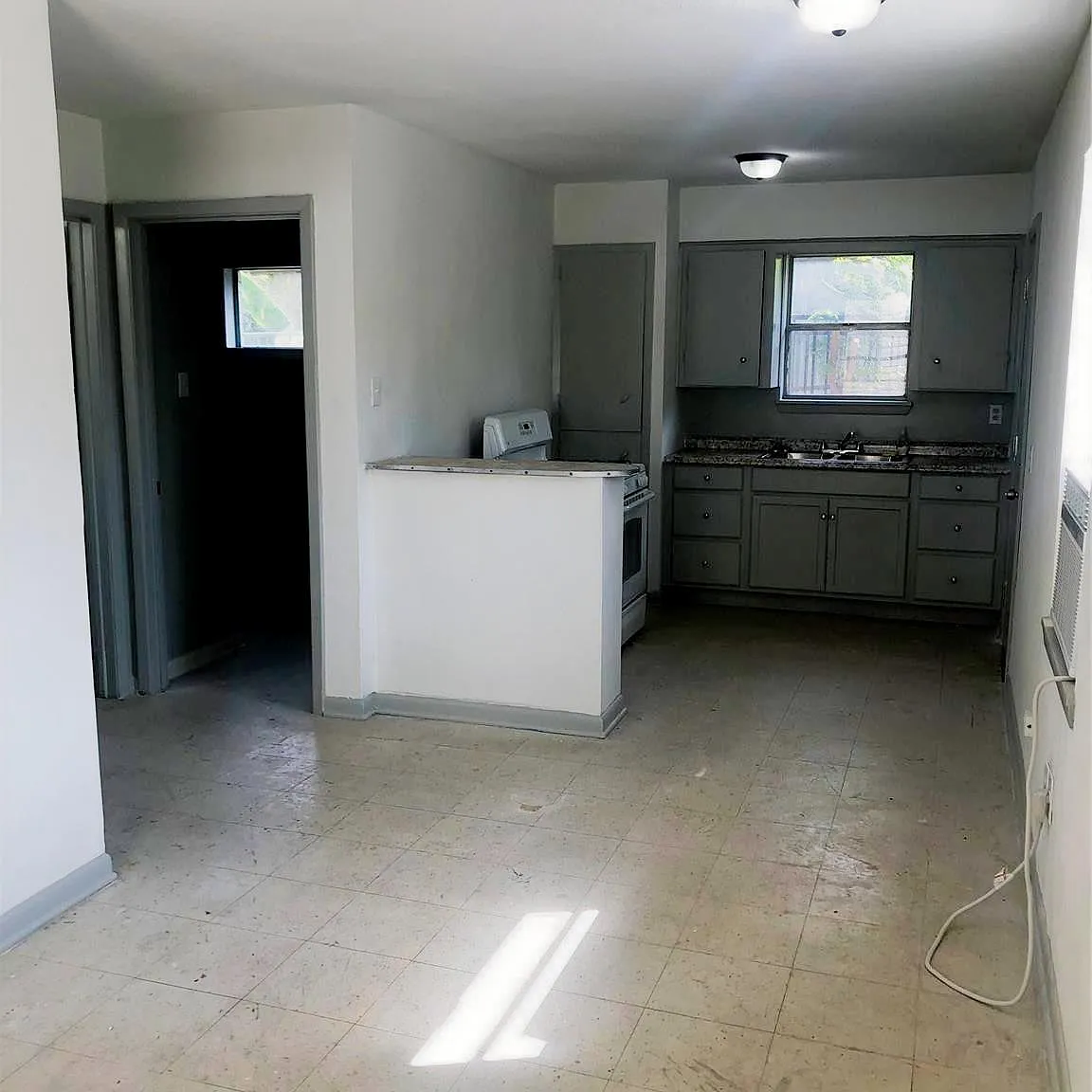 2 bed, 1.0 bath, 588 sqft, $900 — Photo 4