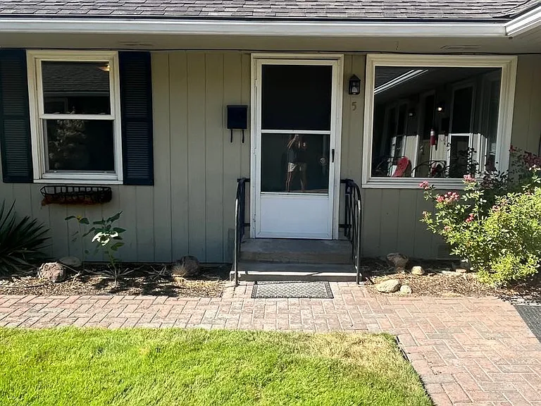 130 SW Canyon Dr #5 — Photo 1