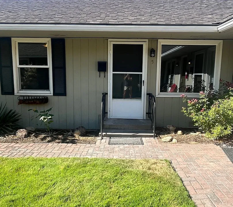 130 SW Canyon Dr #5