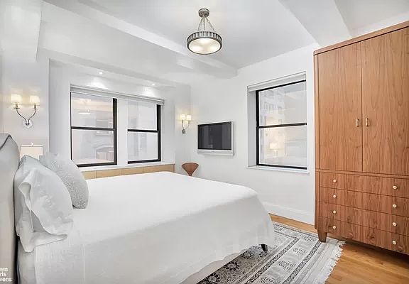 4th image of 110 Central Park S APT 6C