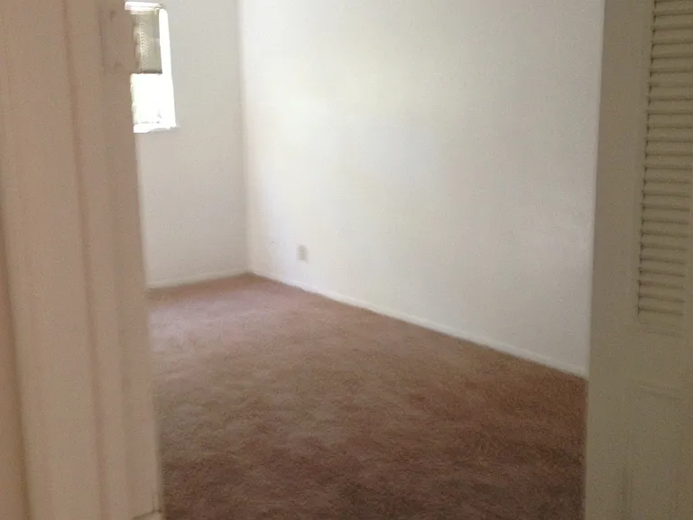 Chateau Apartments — Photo 21
