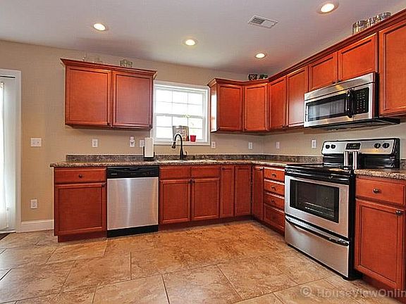 5th image of 807 Hillcrest Dr