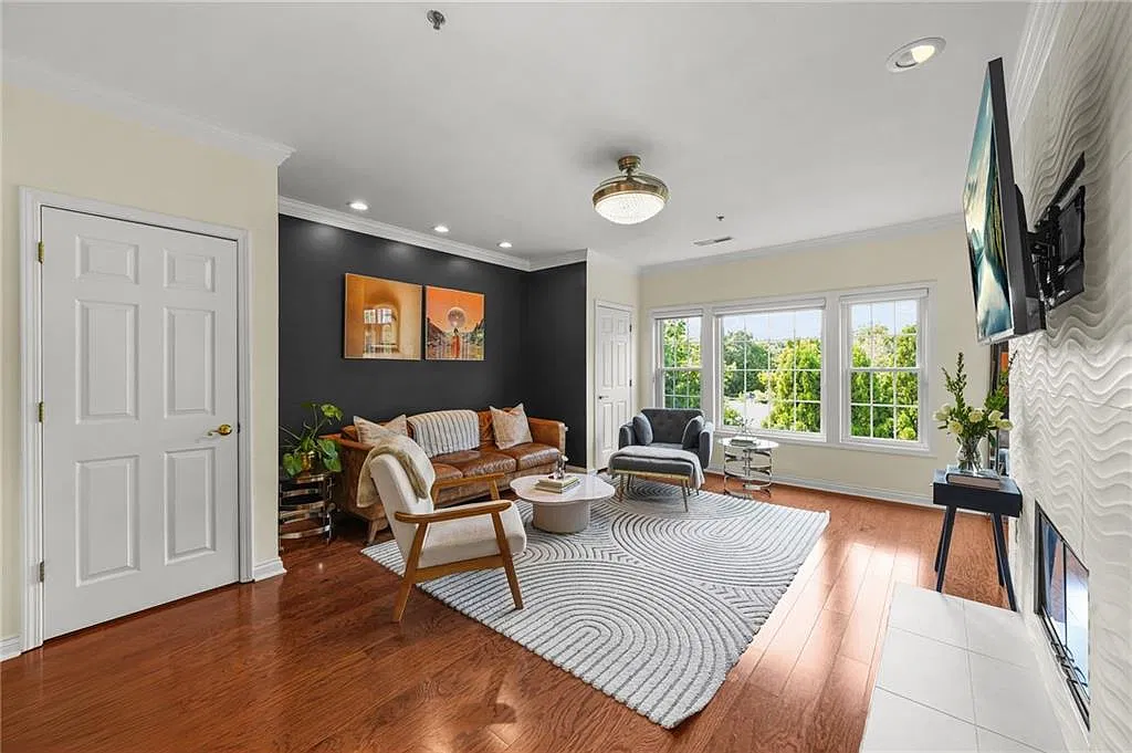 3 bed, 2.5 bath, 2200 sqft, $5,800 — Photo 2