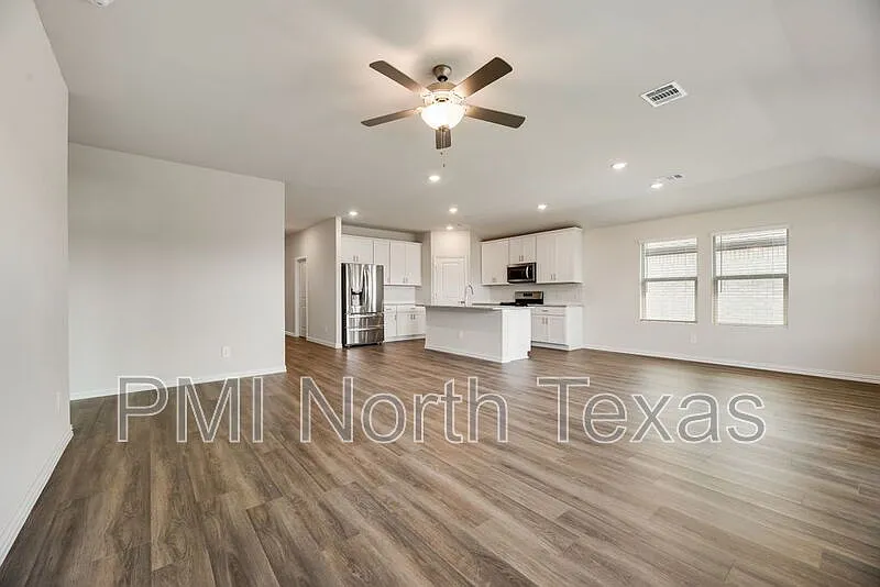 4 bed, 3.0 bath, 2077 sqft, $2,300 — Photo 4