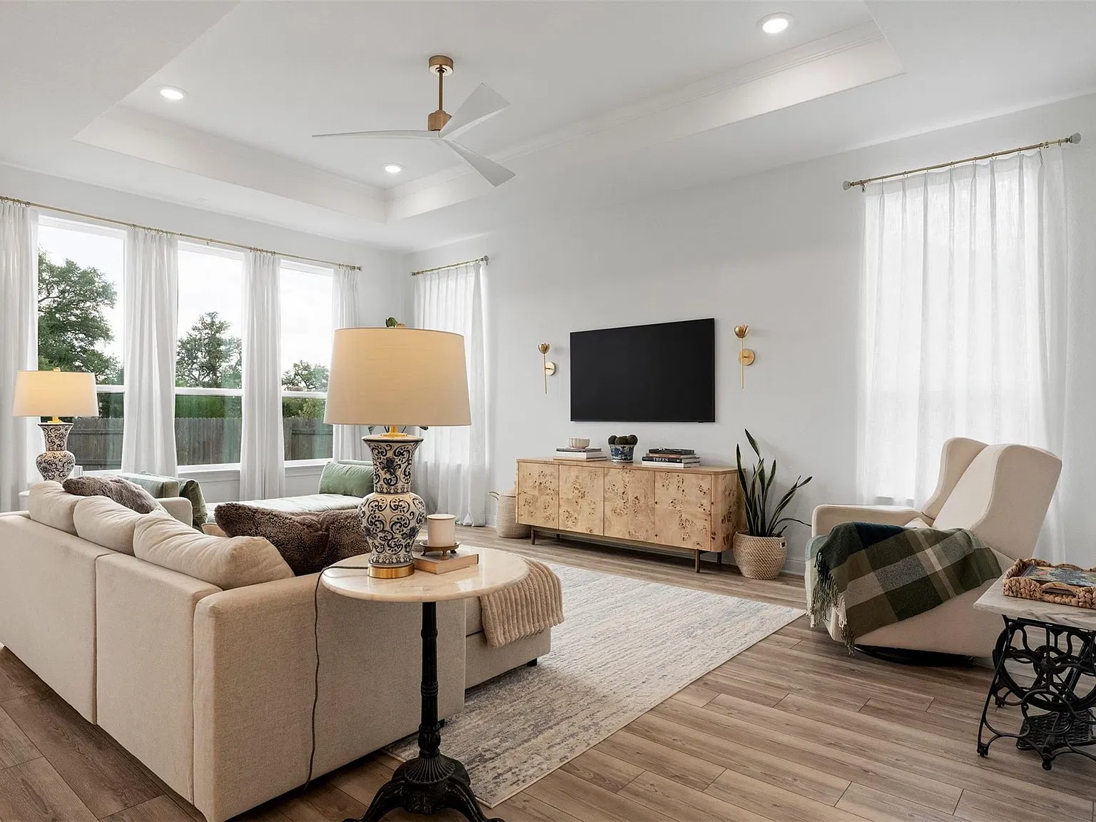 4 bed, 2.5 bath, 2647 sqft, $3,900 — Photo 4
