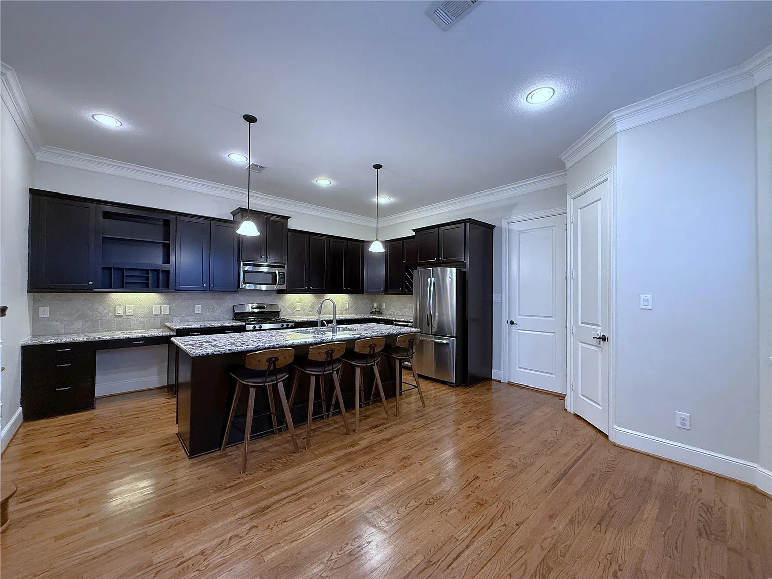 3 bed, 2.5 bath, 2287 sqft, $3,650 — Photo 2