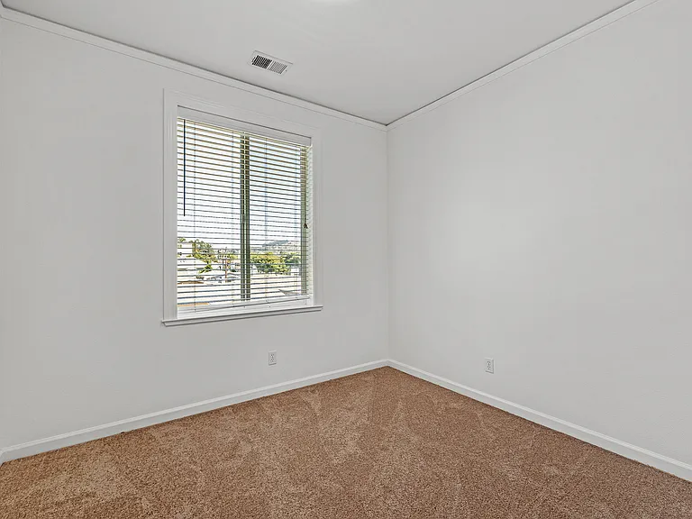 1083 Hyde St — Photo 12