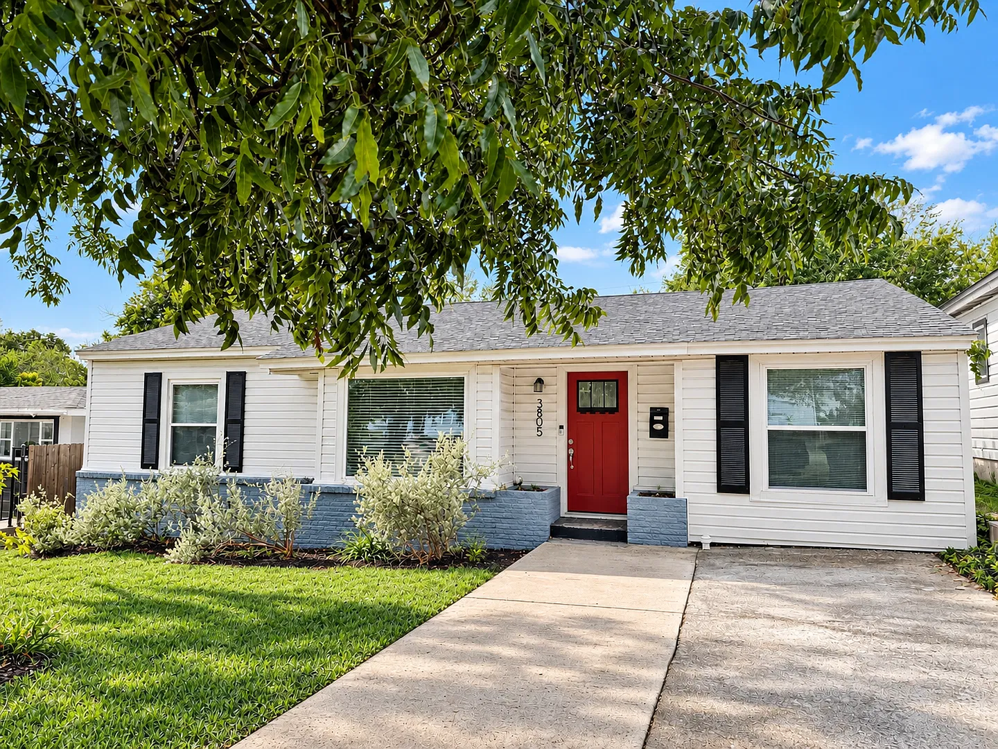 Light-Filled Dollhouse with Gourmet Kitchen and Private Entertainer's Backyard — Photo 1