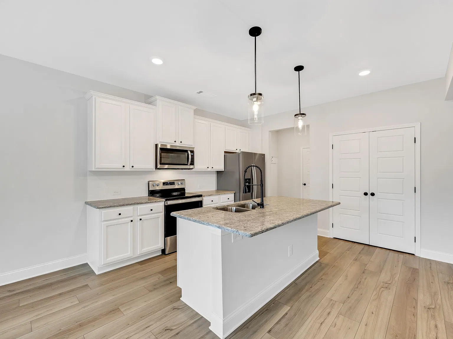 4 bed, 2278 sqft, $2,300 — Photo 3