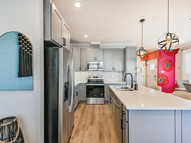 1010 Melneeka Ln — Photo 13
