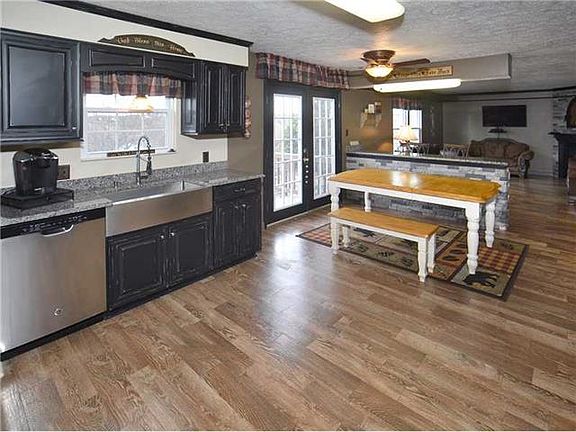 4th image of 424 Lexington Dr