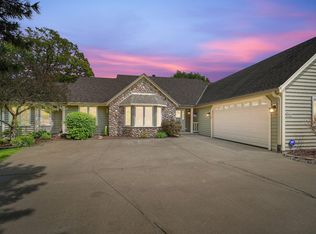 W266N7404 Timber Ridge Ct, Sussex, WI 53089