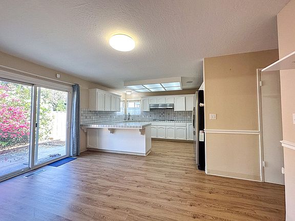 4th image of 1727 Coralee Dr