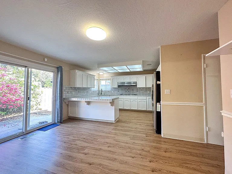 1727 Coralee Dr — Photo 4