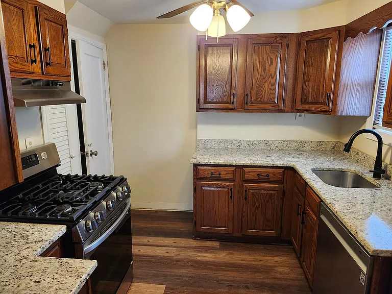 332 Marsh Ln — Photo 4
