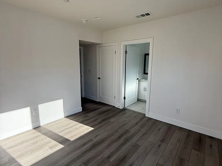 1150 W 38th St — Photo 20