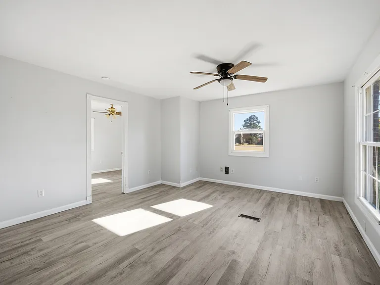 1212 Harris Dr — Photo 2
