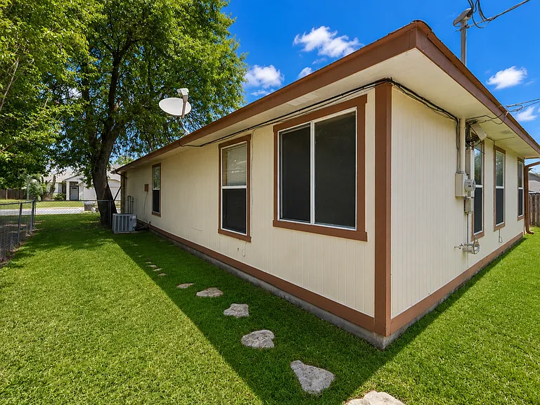 2308 Woodlands Dr — Photo 5