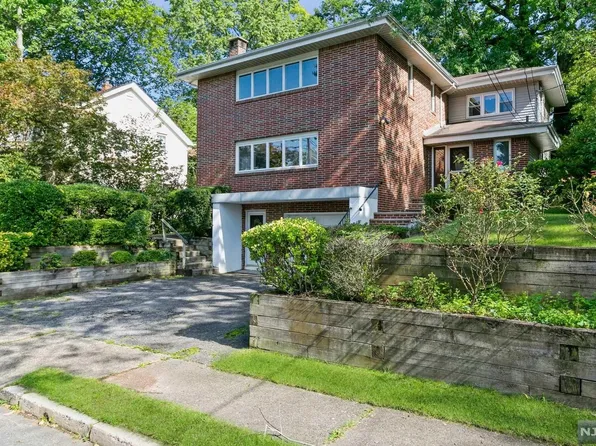 101 Overlook Ter, Leonia, NJ 07605