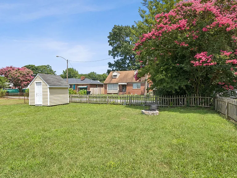 209 Woodstock St — Photo 24