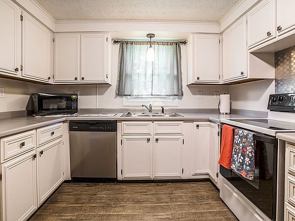 5th image of 53 Leonard Ave