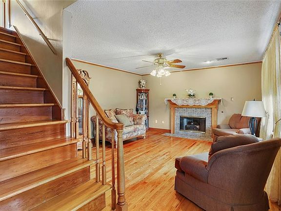 4th image of 448 Stratford Dr